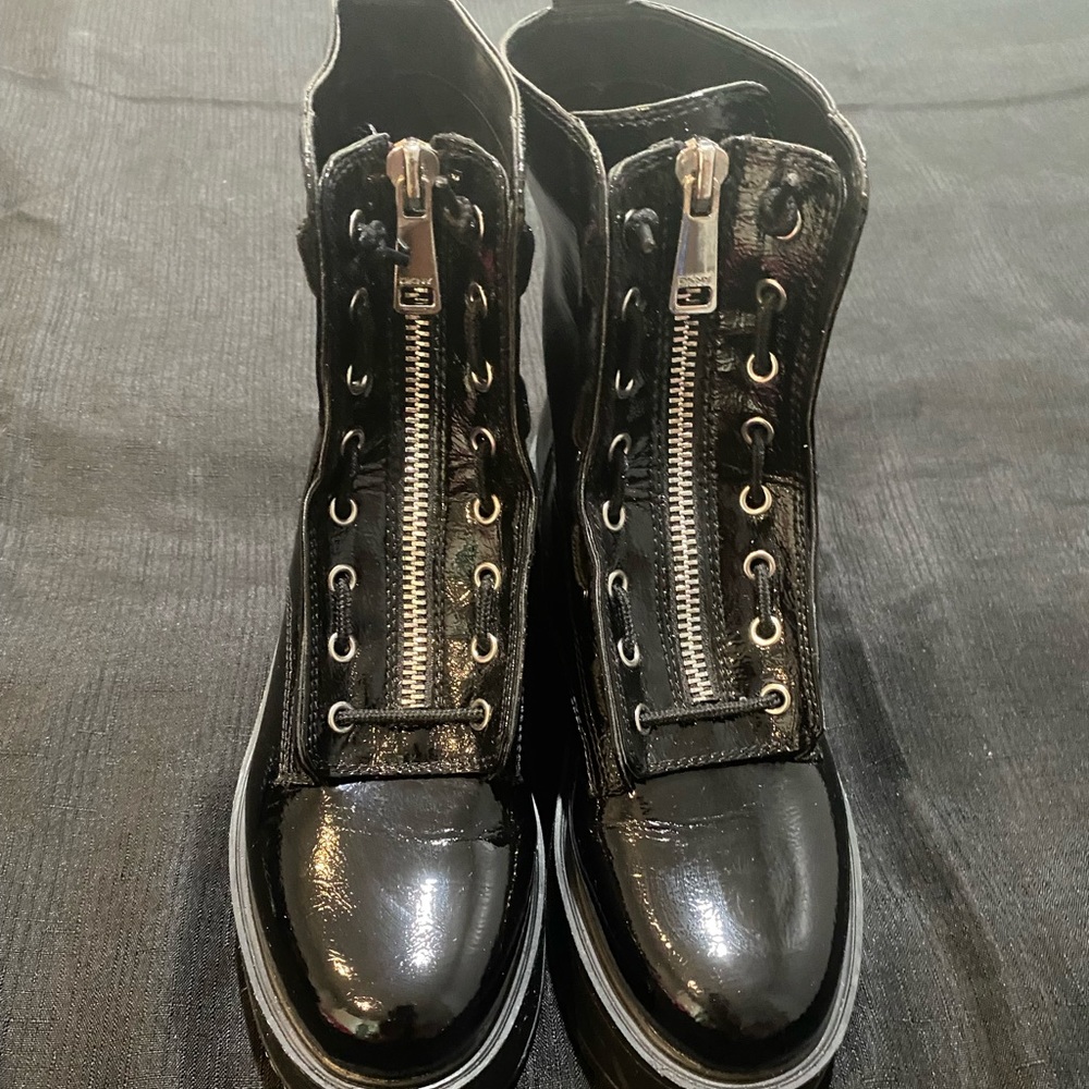 DKNY Blk Patent Leather Platform Boots